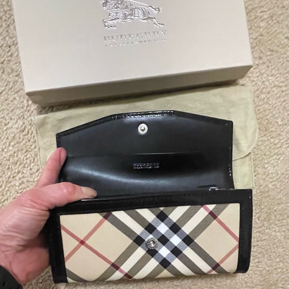 New! Burberry Nova Check and Patent wallet - Picture 8 of 10